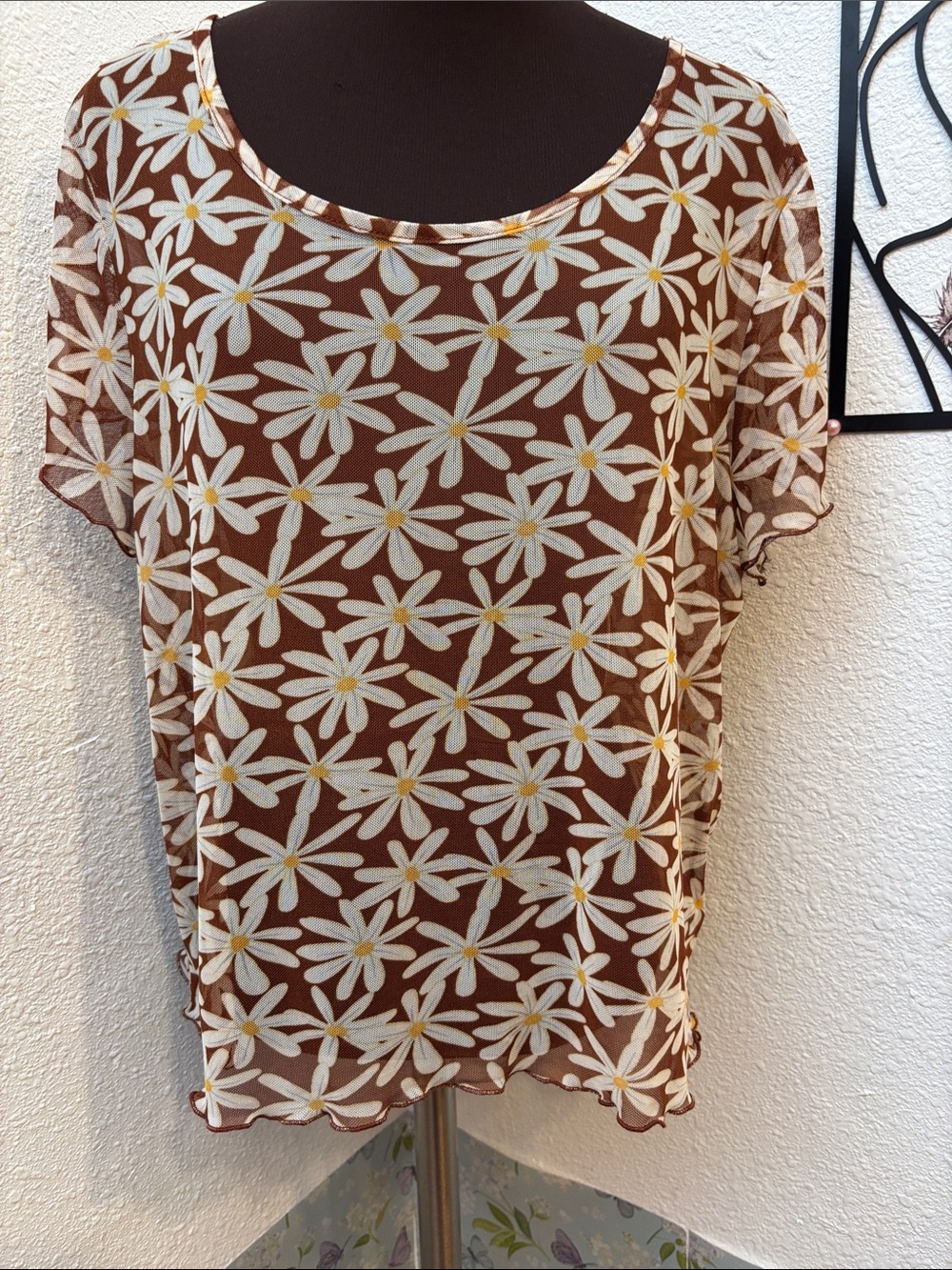 Vintage Y2K Jolie & Joe brown and cream daisy print sheer mesh top. Size 3X.